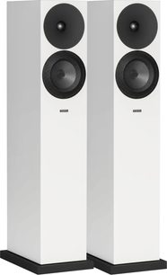 Par af Amphion Argon3LX højttalerkolonner, sort/hvid finish, sorte metalgitter, set fra trekvart forfra