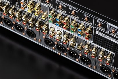 Préampli home-cinéma Marantz AV7706 noir, vue rapprochée de la face arrière montrant de nombreuses prises audio et vidéo