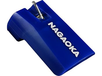 Diamant pro gramofonovou hlavici Nagaoka JTS-80LB modrý, lesklý plastový tělo s horním otvorem odhalujícím kovový hrot, pohled ze tří čtvrtin