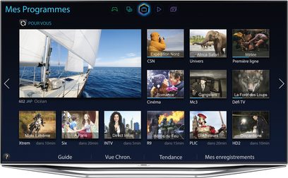 Samsung UE55H7000-fjernsyn, der viser en programoversigt med miniaturebilleder af film, tv-serier og dokumentarer