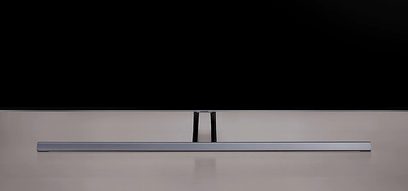 Samsung QE55Q85R-tv, set forfra, slukket skærm, smal mørk grå metalliseret ramme, centralt placeret fod i kromfarvet metal