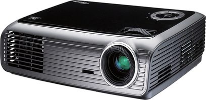 Optoma EP721 videoprojektor i sort og sølv, rektangulær form, centreret linse, ventilationsriste, tilslutninger på bagsiden