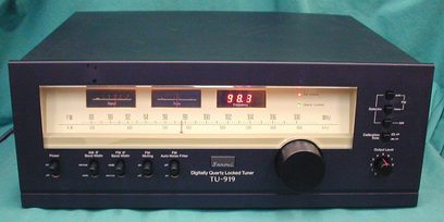 FM/AM-radiotuner Sansui TU-919 sort, set forfra, digitalt display, knapper og drejeknapper på frontpanelet