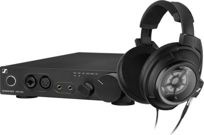 Cuffie chiuse Sennheiser HD820 con trasduttori visibili e amplificatore per cuffie HDV820, vista a tre quarti