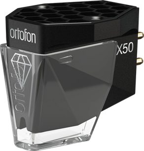 Ortofon MC X50 melna plašu atskaņotāja kasetne tuvplānā ar caurspīdīgu vāciņu un zeltītiem kontaktiem