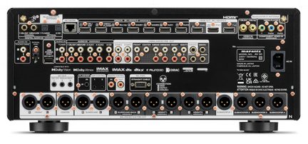 Marantz AV 30 kinozāles priekšpastiprinātāja aizmugures skats ar HDMI, RCA un daudzkanālu XLR izejām