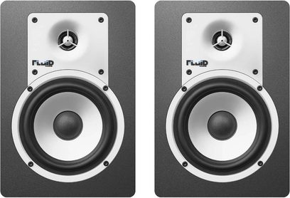 To hvide Fluid Audio C5 monitoreenhedsenheder set forfra med sorte højttalere og diskantenheder i midten
