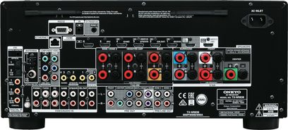 Onkyo TX-NR838 sort hjemmebiografsforstærker, set forfra, med mange stik og knapper på forsiden, digitalt display i midten