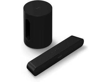 Juodos spalvos „Sonos Ray" garso juosta ir „Mini Sub" žemųjų dažnių garsiakalbis minimalistinio dizaino, padėti ant balto paviršiaus