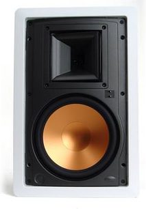 Sort Klipsch R-5800-W akustisk højttaler, set forfra, med orange højttaler i midten i et firkantet sort kabinet