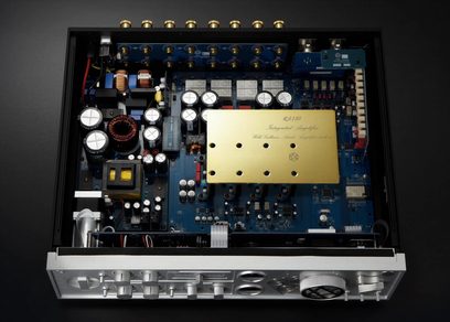 Interiørvisning av en Rose RA180 hi-fi stereoanleggsforsterker som viser kretskortet med elektroniske komponenter og kontakter