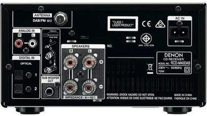 Bagpanel på Denon D-M40SPCWE2 sølvfarvet mini hi-fi-anlæg med analoge og digitale tilslutninger, antenne og højttalere