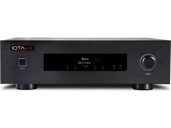 Предусилител за домашно кино IOTAVX AVX17 в черен метал, преден изглед, плоска фасада с лого в горния ляв ъгъл, голям централен тъмен екран, ред от малки бутони и гнезда под него, квадратен подсветен бутон за изчакване отляво и голям кръгъл бутон за звук отдясно