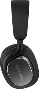 Bowers & Wilkins Px7 S3 Kopfhörer in mattem Schwarz, seitliche Nahaufnahme, ovale geschlossene Ohrmuschel mit anthrazitfarbener Metallplatte und eingraviertem Logo, Bügel und Umrandung aus strukturiertem Mesh-Gewebe
