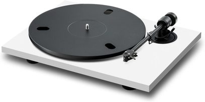 Valge alusega valge Pro-Ject E1.2 vinüülplaadimängija musta plaaditaldriku ja musta toonarmiga kolmveerandvaates