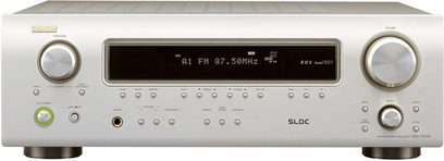 Denon DRA700 sølvfarvet stereo hi-fi-forstærker, set forfra, digitalt display, knapper og drejeknapper til justering