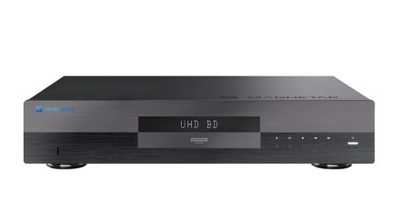 Rektangulär Ultra HD Blu-ray-spelare i svart borstad aluminium, sedd framifrån, med en central LED-skärm som visar ”UHD BD”, dold skivlucka undertill och en rad kontrollknappar till höger
