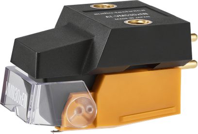 Hi-Fi buňka Audio Technica AT-VM530xEN v černém a oranžovém plastovém provedení, průhledný diamantový kryt vpředu a pozlacené kovové konektory vzadu, pohled ze tří čtvrtin