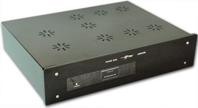 Przedwzmacniacz gramofonowy Lector Audio FONIX czarny, widok z przodu, 8 okrągłych otworów na górze, przedni panel z gniazdami i przyciskami