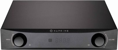 Integrovaný stereo hi-fi zesilovač Nuprime IDA-8 v černé kovové barvě, mírně shora pořízený pohled zepředu, obdélníkový kryt s šikmým předním panelem, dvě velké otočné knoflíky, nenápadné tlačítko zapnutí, centrální LED displej a logo Nuprime