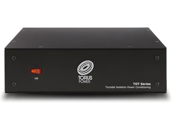 Conditionneur secteur Torus Power TOT MAX noir rectangulaire avec un interrupteur rouge à gauche et un logo blanc au centre