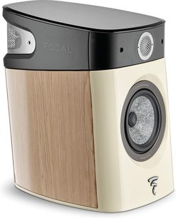 Focal Sopra N°1 Regallautsprecher in hellem Eichenholz, Dreiviertelansicht, Seitenwand aus Holz, cremefarbene Front, runder Lautsprecher