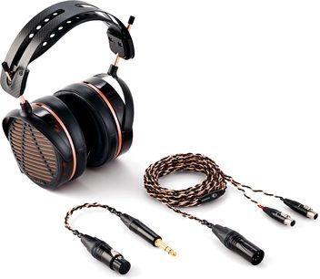 Melnbaltas hi-fi austiņas Audeze LCD-5s ar platu galvas stīpu, noņemamiem pītiem audio kabeļiem un adapteriem