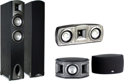 Černé sloupové reproduktory Klipsch Synergy F2 s centrálními a zadními reproduktory, pohled zepředu a ze tří čtvrtin