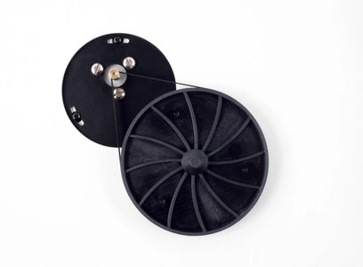 Auris Audio Mystik platenspeler van onderen gezien met zwart geribbeld plateau, riem en zilverkleurige poelie