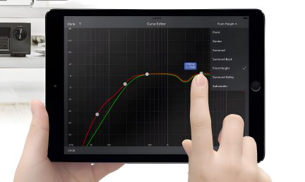 Tablet nera con schermo che mostra un editor di curve, mano che tocca lo schermo