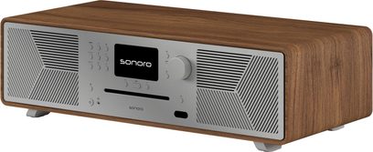 Sonoro alt-i-en hi-fi-system, model Meisterstück (gen 2) valnød - sølv, set fra 3/4 vinkel, centralskærm, knapper og slots på frontpanelet, grå fødder