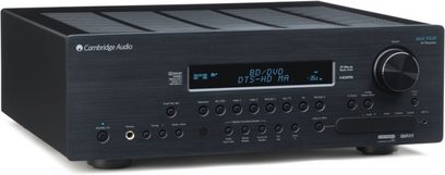 Cambridge Audio Azur 651R sort hjemmebiografsforstærker, set forfra, sort front med blå display, knapper og stik på fronten