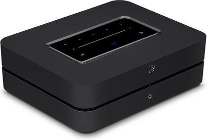 BlueSound Powernode sort hi-fi stereforstærker, rektangulært mat sort kabinet, front med blå LED-skærm, set forfra