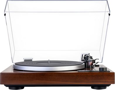 Gramofon Dual CS 529 BT WN v ořechovém provedení, hnědý dřevěný podstavec, stříbrný kovový talíř s černou podložkou, černé rameno na pravé straně, průhledný kryt ve zdvižené poloze, pohled zepředu