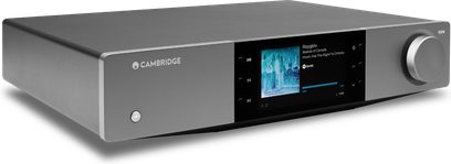 Síťový audio přehrávač Cambridge Audio EXN100, pohled ze tří čtvrtin, obdélníkový tvar, centrální displej, otočný ovládací knoflík