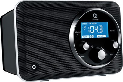 FM/internetradio Boston Acoustics Horizon Solo 2 sort, set forfra, blå LCD-skærm der viser "12:10 43", sølvfarvede knapper og drejeknap