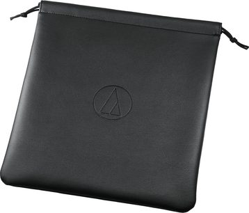 Sort, blød pose i kunstlæder set let skråt ovenfra, med snørelukning i de øverste hjørner og Audio Technica ATH-R50X-logo præget i midten