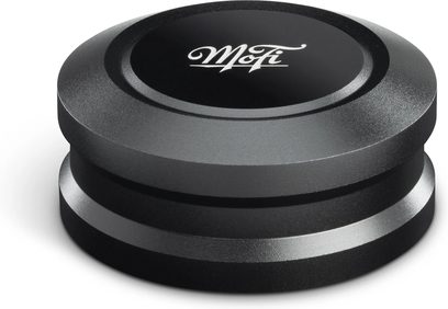 Mattschwarzer Schallplattenpuck aus Metall für Mofi Electronics Plattenspieler, zylindrisches Design in Dreiviertelansicht