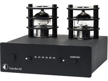 Pro-Ject Tube Box S2 čierny fonický predzosilňovač s 2 elektronkami, otočnými gombíkmi, pohľad spredu a zhora na bielom pozadí