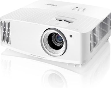 Optoma UHD38X hvid videoprojektor, set forfra og i trekvartersperspektiv, centreret linse, sideventilationsgitre