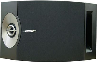Bose 201 sort bogreolhøjttaler, set forfra, synligt højttaler øverst til venstre, hvidt logo nederst i midten
