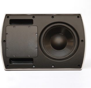 Klipsch AW800SW sort subwoofer, set forfra, sort gitter, cirkulær højttaler synlig i midten