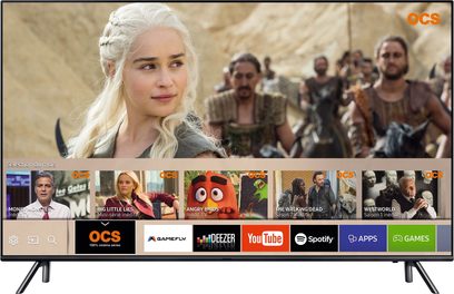 Samsung UE49MU7055-fjernsyn, der viser en scene fra Game of Thrones med Daenerys Targaryen og dothraki-krigere i baggrunden