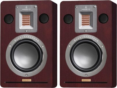 Par AudioVector QR Wall SE baghøjttalere i brun træ med mahogni-finish, set forfra med indbygget kobberbånd-diskant i børstet aluminiumsplade, to små runde diskanter med sort gitter, stor woofer med aluminiumsring og slidsformet basrefleks nederst