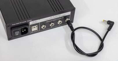 Samostatné černé napájení NuPrime SiGa Power75, zadní pohled s USB porty a 12 V DC výstupy