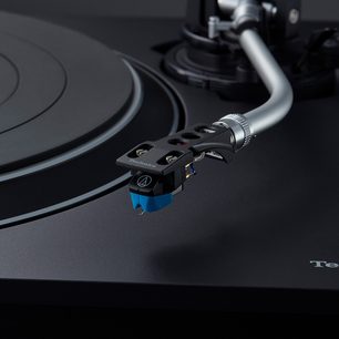 Čierna gramofónová doska Technics SL-100CEG-K, zblízka zhora na rameno s prenoskou a protizávažím