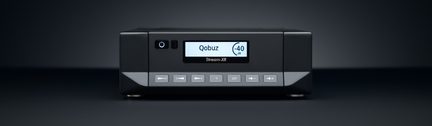 Qobuz Stream-XR netværksaudioafspiller med LCD-skærm, kontrolknapper og USB-port set forfra på sort baggrund