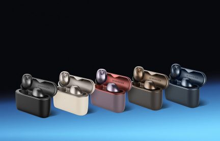 Auricolari wireless Sennheiser con custodie di ricarica aperte in nero, bianco, rosso, bronzo e blu