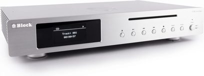 Hochwertiger CD-Player Block C-120 in silbernem, gebürstetem Aluminium, aus schräger Vorderansicht rechts, mit schwarzem Display links, horizontalem Slot-Ladefach, sechs ausgerichteten runden Tasten und Drehknopf für die Stromversorgung an der Frontseite