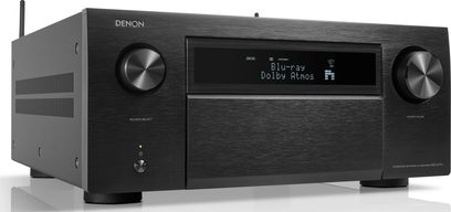 Domácí kino Denon AVC-A1H v černé barvě, pohled zepředu, černý panel s modrým LCD displejem zobrazujícím "Blu-ray Dolby Atmos", 2 stříbrné otočné knoflíky